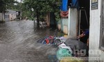 Sau mưa, người dân Bình Dương lại “bơi” trên đường