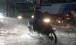 Biên Hòa: Đường thành sông, giao thông tê cứng trong cơn mưa lớn