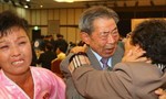 Rơi nước mắt thời khắc đoàn tụ của các gia đình Triều Tiên ly tán