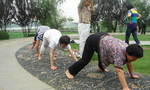 Trung Quốc: Trào lưu tập thể dục bằng cách… bò vòng quanh