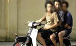 Băng học sinh cá biệt ép người lên xe máy, khiến nạn nhân sợ hãi nhảy xe tử vong
