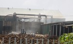 Lửa cháy ngùn ngụt tại nhà máy chế biến gỗ ghép