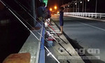 Thanh niên vô tư tụ tập câu cá trên cầu