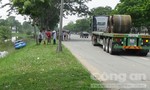 Một chiếc xe ô tô bị container húc văng tại đại lộ Nguyễn Văn Linh