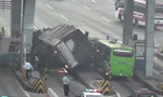 Xe tải tông sập 2 cabin thu phí trên cao tốc Trung Lương