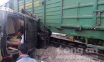 Hà Nội: Xế hộp lao vào tàu hỏa, bốn người bị thương