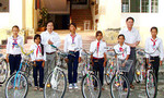 Trao học bổng và xe đạp cho học sinh nghèo hiếu học