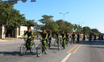 Lực lượng Cảnh sát khu vực Công an Quảng Bình tuần tra bằng xe đạp trên đường phố