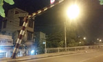Xe đầu kéo tông cong khung giới hạn chiều cao trên cầu Tân Thuận 1