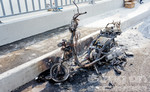 Xe máy cháy trơ khung trên cầu Sài Gòn