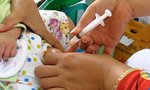 Cứu sống bé gái 3 tháng tuổi bị sốc thuốc do tiêm vắc-xin