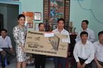 Bà Đỗ thị Kim Liên Lãnh sự Nam phi tại TPHCM cùng Công ty CP nước Aquaone trao tặng 10 căn nhà tình thương tại tỉnh Hậu Giang