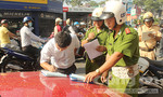 Đội CSGT Bàn Cờ ra quân xử phạt xe ô tô dừng, đỗ sai nơi quy định