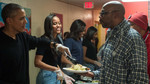 Tổng thống Obama phục vụ đồ ăn cho những người vô gia cư