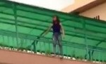 Clip cô gái nhảy từ cầu vượt cao gần 5 mét xuống mặt đường