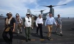 Bộ trưởng quốc phòng Mỹ thăm tàu sân bay trên Biển Đông