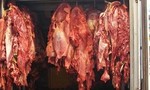 Ngăn chặn gần một tấn thịt bò bơm nước ‘tràn’ chợ