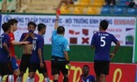 Trọng tài Việt Nam bị cầu thủ nước ngoài đuổi đánh