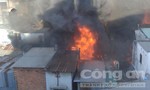Cháy lớn ở khu chợ Gà, Quận 1, lực lượng PCCC dập lửa từ trên cao