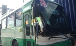 Xe buýt đâm xe container trên xa lộ Hà Nội, hành khách hoảng loạn