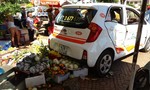 Hai xe ô tô ‘hôn nhau’, một phụ nữ bán trái cây nhập viện