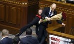 Ẩu đả tại quốc hội, thủ tướng Ukraine bị đối thủ nhấc bổng khỏi bục phát biểu