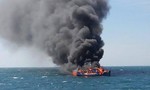 Cháy tàu dữ dội, 7 thuyền viên nhảy xuống biển phó mặc cho số phận