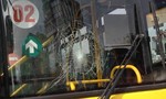 Đang đi đường nam thanh niên dùng mũ bảo hiểm đập xe buýt