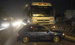 Xe tải đẩy ô tô hàng chục mét trên quốc lộ, tài xế thoát chết