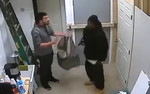 Sốc cảnh nhân viên cửa hàng điện thoại vật lộn với tên cướp có súng