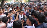 Hàng ngàn người dân chen lấn xem 3 cơ quan xin lỗi ông Nén