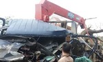 Nghệ An: Ô tô tải đâm xe cẩu nát đầu, giao thông ách tắc cục bộ