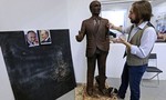 Nhà điêu khắc tạc tượng Putin bằng sôcôla