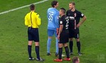 Thủ môn tại giải Bundesliga dùng “ mưu kế ” cản quả penalty