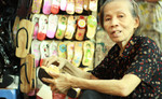 Những đôi guốc mộc mang hai chữ "Saigon" đi khắp thế giới
