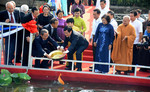 Chủ tịch nước cùng các kiều bào dâng hương tưởng niệm và thả cá chép