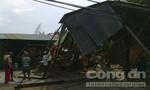 Lốc xoáy oanh tạc, hàng chục ngôi nhà bị sập và tốc mái