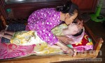 Mẹ già 28 năm dùng miệng bón cơm cho con gái bạo bệnh