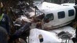 Hai mẹ con sống sót kỳ diệu trong vụ rớt máy bay