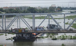 TP.HCM: Giải cứu sà lan hàng trăm tấn mắc kẹt dưới cầu Bình Lợi