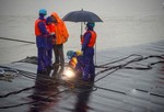 Trung Quốc dồn sức cứu nạn nhân chìm tàu trên sông Dương Tử