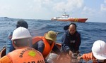 Bị tàu Trung Quốc uy hiếp, vẫn kiên cường bám biển