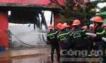 Chùm ảnh các chiến sĩ PCCC dập lửa kho sơn ở Đà Nẵng