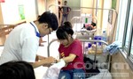Gần 100 công nhân nhập viện nghi do ngộ độc