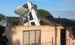 Ôtô mất lái đâm thủng mái nhà