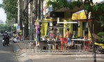 Các quán ăn hai bên đường Trần Phú đua nhau chiếm vỉa hè