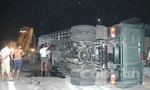 Xe tải lật nhào, hơn 10 tấn thép tràn ra đường