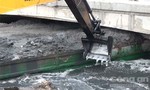 Clip: Xà lan chở bùn kẹt cứng dưới gầm cầu