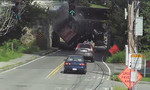 Xe tải nát thùng khi chui qua gầm cầu đường sắt