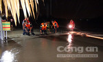 20 cảnh sát chữa cháy giải cứu 6 người bị kẹt giữa “biển nước”